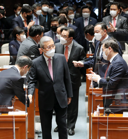 지난 4월8일 국민의힘 김종인 비상대책위원장과 주호영 원내대표 등이 서울 여의도 국회에서 열린 국민의힘 의원총회에 박수를 받으며 입장하고 있다.[사진=연합뉴스]